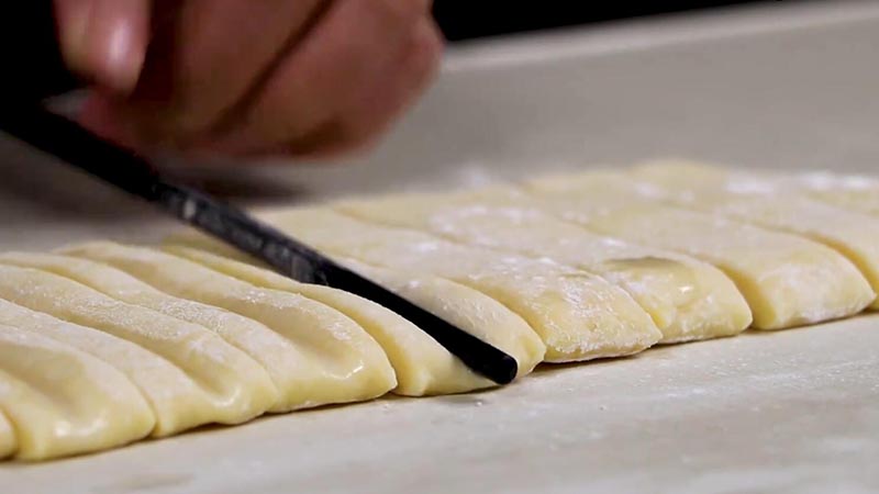 炸油条做法步骤：5