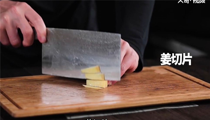 卤鸭翅包做法步骤：3