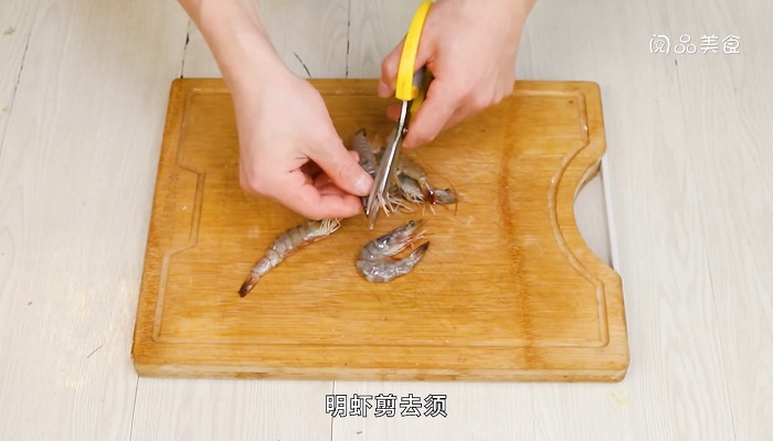 鲫鱼烧虾做法步骤：3