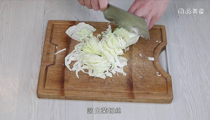 圆白菜焖饼条做法步骤：2
