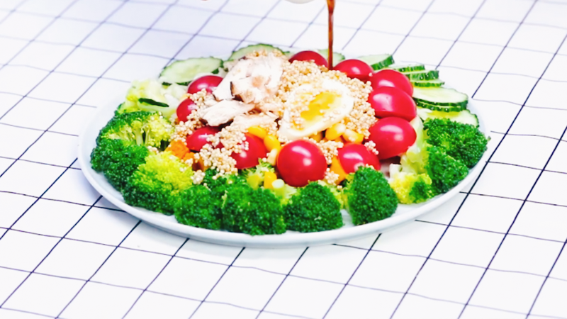 鸡肉藜麦蔬菜沙拉