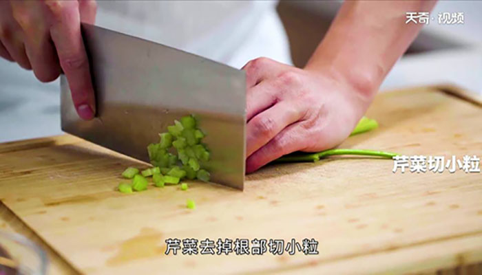 芹菜肉末粥做法步骤：2