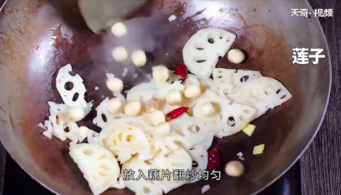 莲子炒藕片做法步骤：8