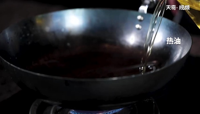 炖小鱼贴饼子做法步骤：7