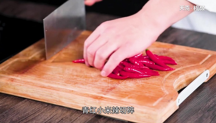 双椒耗儿鱼做法步骤：2