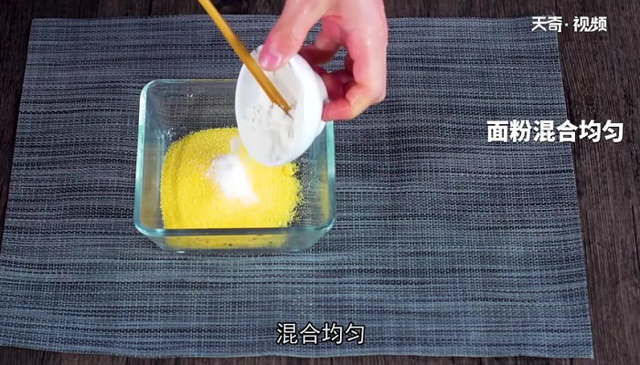 炖小鱼贴饼子做法步骤：2