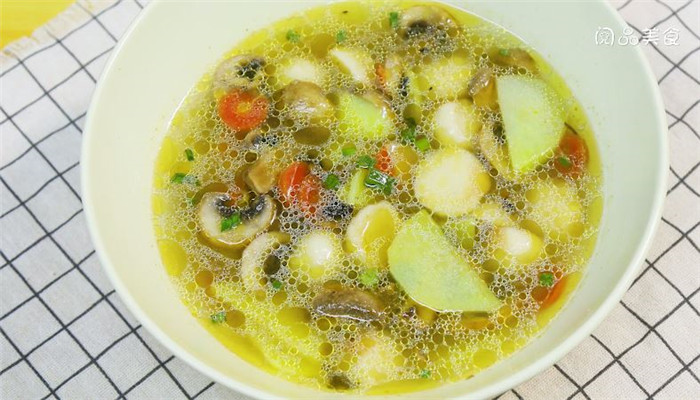 鱼丸炒蘑菇土豆萝卜汤做法步骤：9